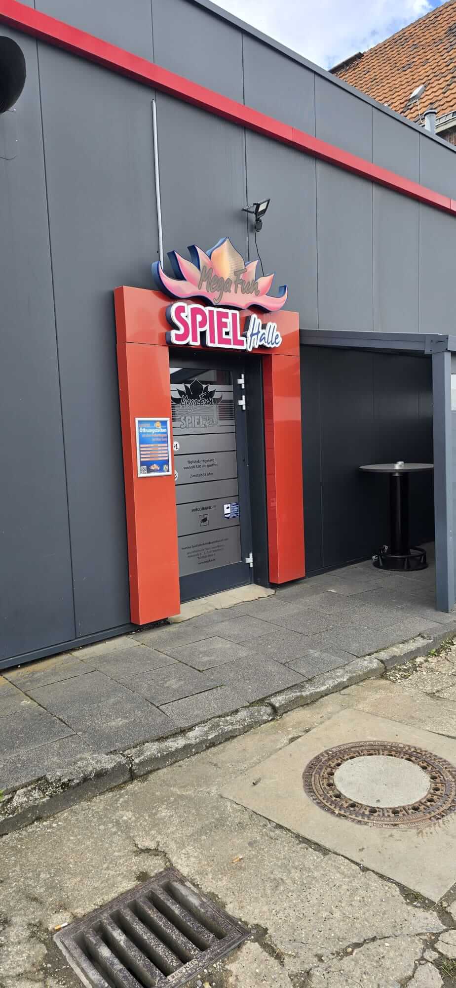 Eingang der Mega-Fun-Spielhalle in der Roitzheimer Straße 84 in Euskirchen – Zugang zur Cannabis-Abgabe von CANNEU